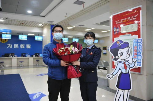 新年開工首日，洪山納稅人喜獲鮮花與商標代理禮包